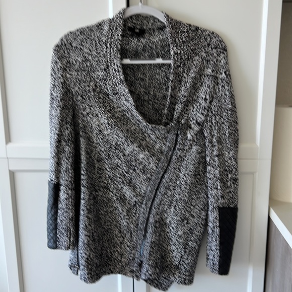 H&M black white zip asymmetrical cardigan. Size XS - Picture 5 of 7